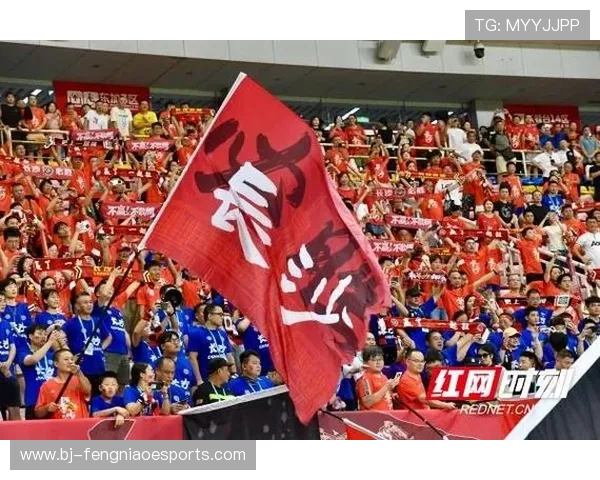 足球球星挂旗潮流引领风尚成新时尚标志激发球迷热情与品牌合作潜力